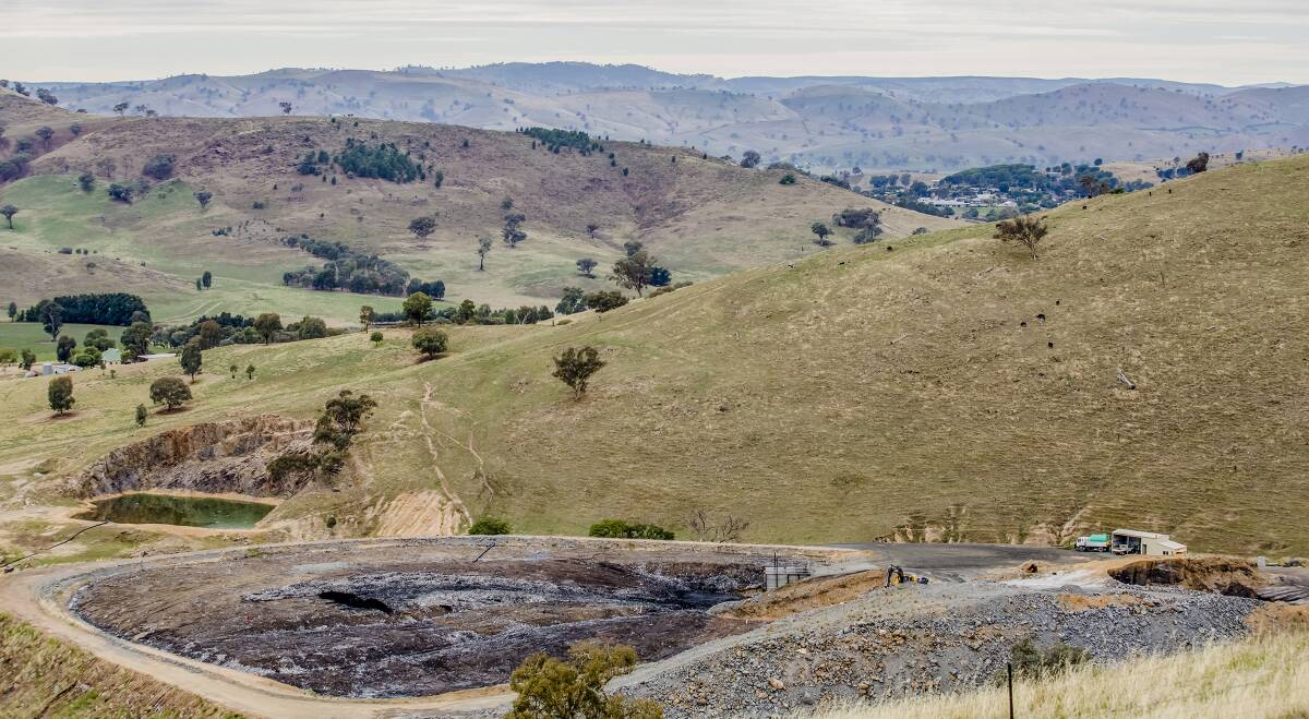 A protest group of Gundagai landholdershas hired an independent consultant to scrutinise plans to expand the Visy waste dump on Burra Road. 