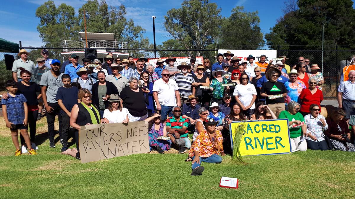 About 70 people gathered in Wentworth to call on NSW government to abandon its plan for a $457 million pipeline to supply Broken Hill with drinking water.