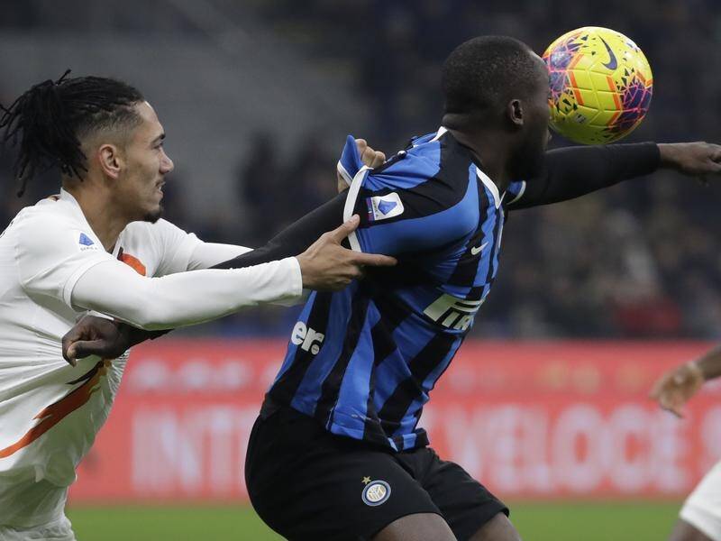 Inter's Romelu Lukaku (R) battles with Roma's Chris Smalling during their Serie A stalemate.